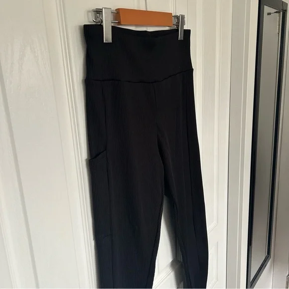 H&M Ribbed Pocket-Detail Leggings - Picture 4 of 5